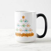 Pirámide de árboles de Navidad hecha de muñecos de
