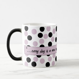 Taza Mágica Polka rosa y negro pastel Mug de bebida