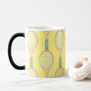 Taza Mágica Raqueta de tenis sobre fondo rosa