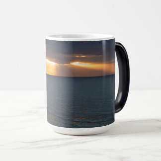 Taza Mágica Rayos de puesta de sol dorados que rompen a través