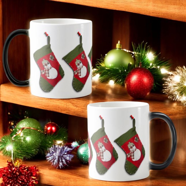 Taza Mágica Snowman colocó a Navidades colgantes con bufanda (Christmas stocking hanging design is displayed around the entire morphing style mug.)