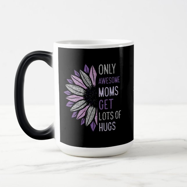 Taza Mágica solo las mamás geniales reciben muchos abrazos (Izquierda)