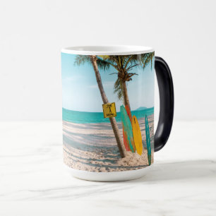 Taza Mágica Surf board en la playa tirando almohada