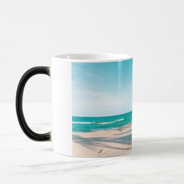 Taza Mágica Surf board en la playa tirando almohada (Izquierda)