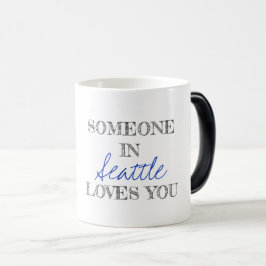 Taza Mágica Tipografía moderna Alguien en la UBICACIÓN te ama