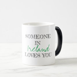 Taza Mágica Tipografía moderna Alguien en la UBICACIÓN te ama