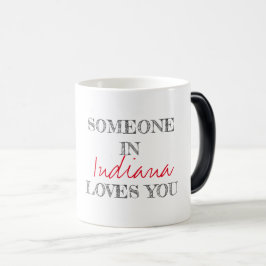 Taza Mágica Tipografía moderna Alguien en la UBICACIÓN te ama