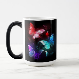 Taza Mágica Tres mariposas brillantes en el fondo nocturno