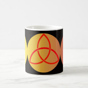 Taza Mágica Triple luna con Triquetra sobre fondo negro