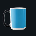 Taza Mágica un fondo azul con un gato blanco y negro<br><div class="desc">Explore el encantador contraste de un gato blanco y negro con un fondo azul sereno. Esta imagen cautivadora captura la esencia de un querido mascota en un contexto único".</div>