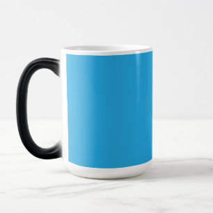Taza Mágica un fondo azul con un gato blanco y negro