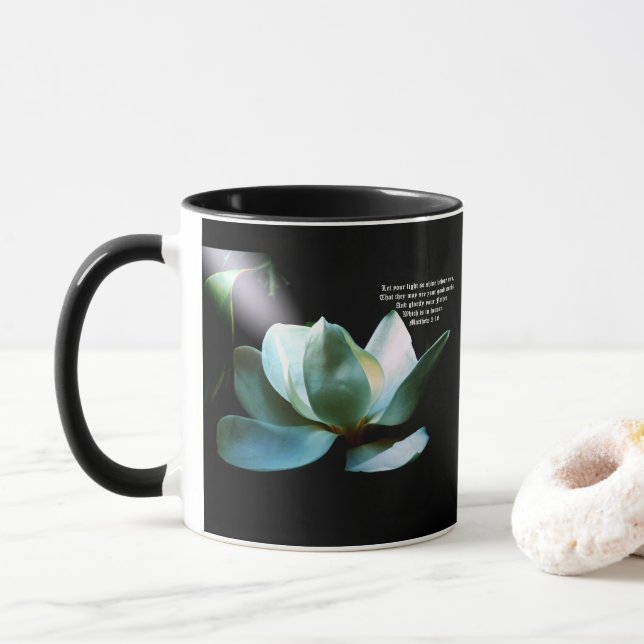 Taza Magnolia Closeup Spotlight Matthew 5:16 (Con donut)