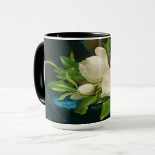 Taza Magnolias gigantes en un paño azul del terciopelo