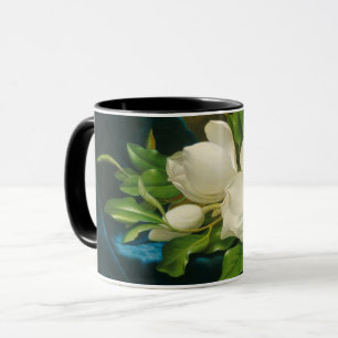 Taza Magnolias gigantes en un paño azul del terciopelo