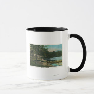 Taza MaineView de una mujer en una canoa por la orilla