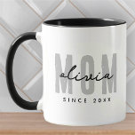 Taza Mamá desde el 20XX Preppy simple moderno<br><div class="desc">Este diseño sencillo y moderno se compone de una tipografía de san serif.</div>