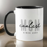 Taza Mamá más fría desde el 20XX de la adormidera simpl<br><div class="desc">Este diseño sencillo y moderno se compone de una tipografía de san serif.</div>