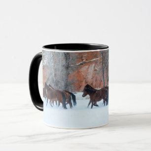 Taza Manada de caballos corriendo en la nieve