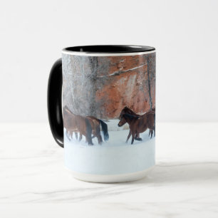 Taza Manada de caballos corriendo en la nieve
