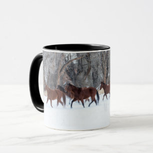 Taza Manada de caballos corriendo en la nieve de invier