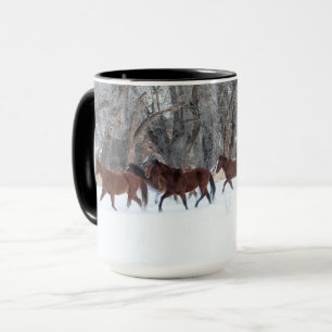 Taza Manada de caballos corriendo en la nieve de invier
