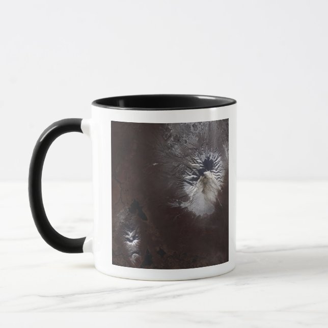 Taza Manchas de ceniza en el volcán Shiveluch de Rusia½ (Izquierda)