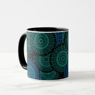 Taza Mandalá redondo azul turquesa sobre fondo negro