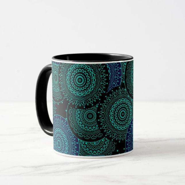 Taza Mandalá redondo azul turquesa sobre fondo negro (Anverso izquierdo)