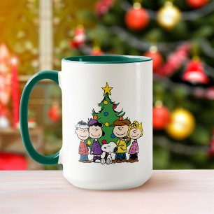 Taza Maní La pandilla alrededor del árbol de Navidad