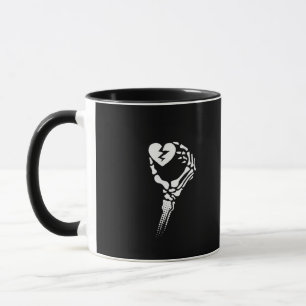 Taza Mano de esqueleto sosteniendo el corazón