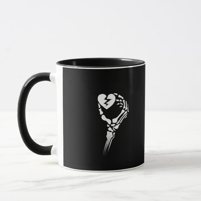 Taza Mano de esqueleto sosteniendo el corazón (Izquierda)