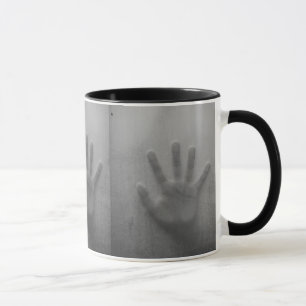 Taza mano en la ducha