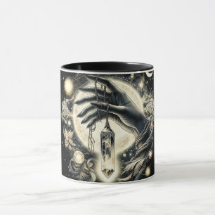 Taza Mano sosteniendo un cristal bajo la luz de la luna