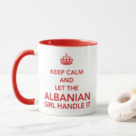 Taza Mantén la calma y deja que la chica albanesa se en
