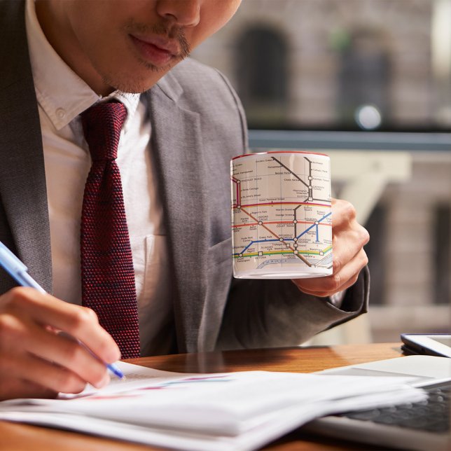 Taza Mapa subterráneo de Londres (Person holding mug)