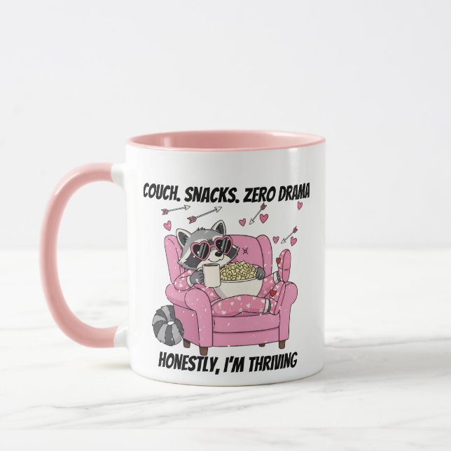 Taza Mapache Acogedor Pijama de San Valentín Sofá Snack (Izquierda)