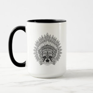 Taza Mapache en Doodle emplumado del capo de la guerra