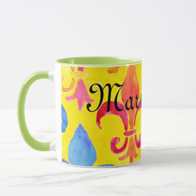 Taza Mardi Gras Rainbow Fleur de lis Monogram (Izquierda)