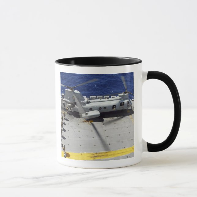 Taza Marines abordan un helicóptero CH-46E Sea Knight (Derecha)