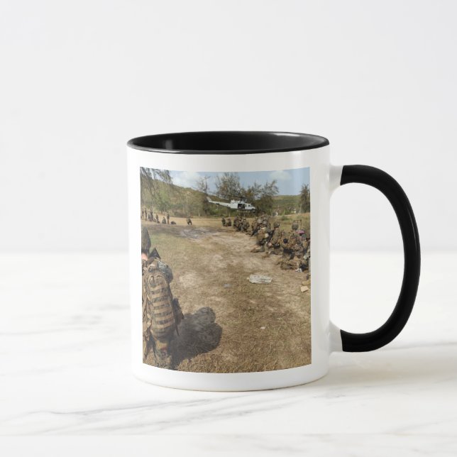 Taza Marines estadounidenses proporcionan seguridad com (Derecha)