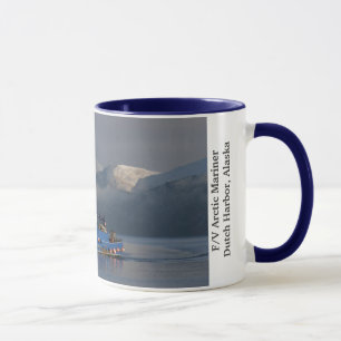 Taza Marino ártico, barco del cangrejo en el puerto