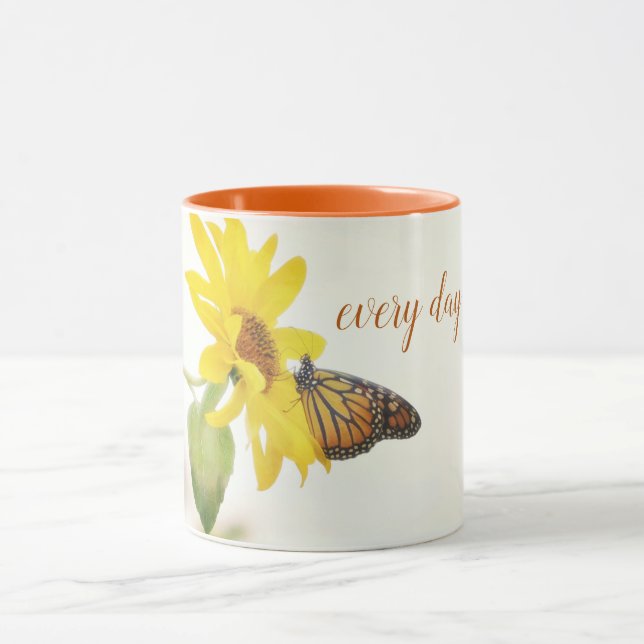 Taza Mariposa monarca en la flor amarilla Inspiradora (Centro)
