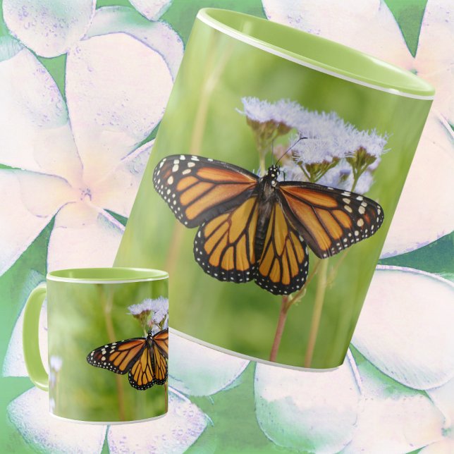 Taza Mariposa Monarca Grande en la mariposa de flores s (Monarch Butterfly on Wildflowers Art Mug.)