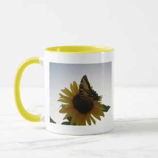 Taza Mariposa que descansa en la oscuridad