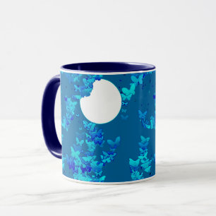 Taza Mariposas contra el cielo azul nocturno, lunares