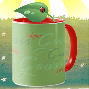 Taza Mariquitas en la fuente de arte de hierba verde ro