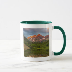 Taza Maroon Bells se refleja en el tranquilo lago Maroo