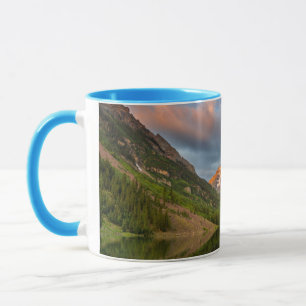 Taza Maroon Bells se reflejan en el tranquilo lago Maro