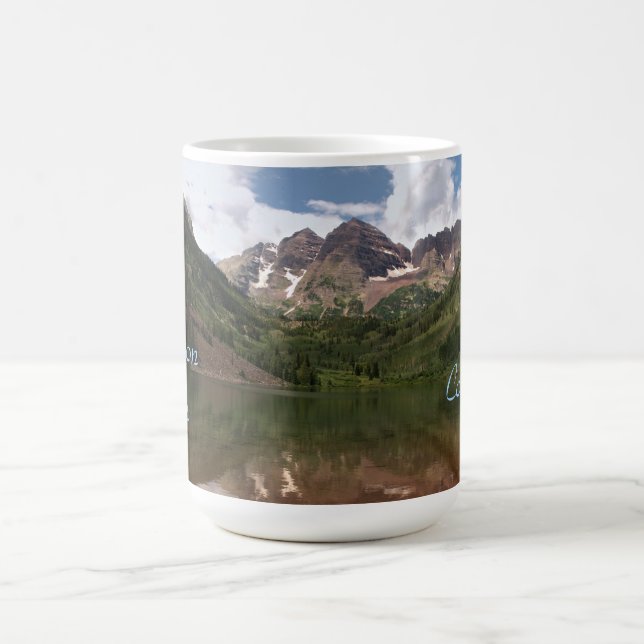 Taza marrón de la plantilla de la foto del (Centro)
