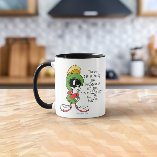 Taza MARVIN EL MARCIANO™ Pensando (Mug on counter)